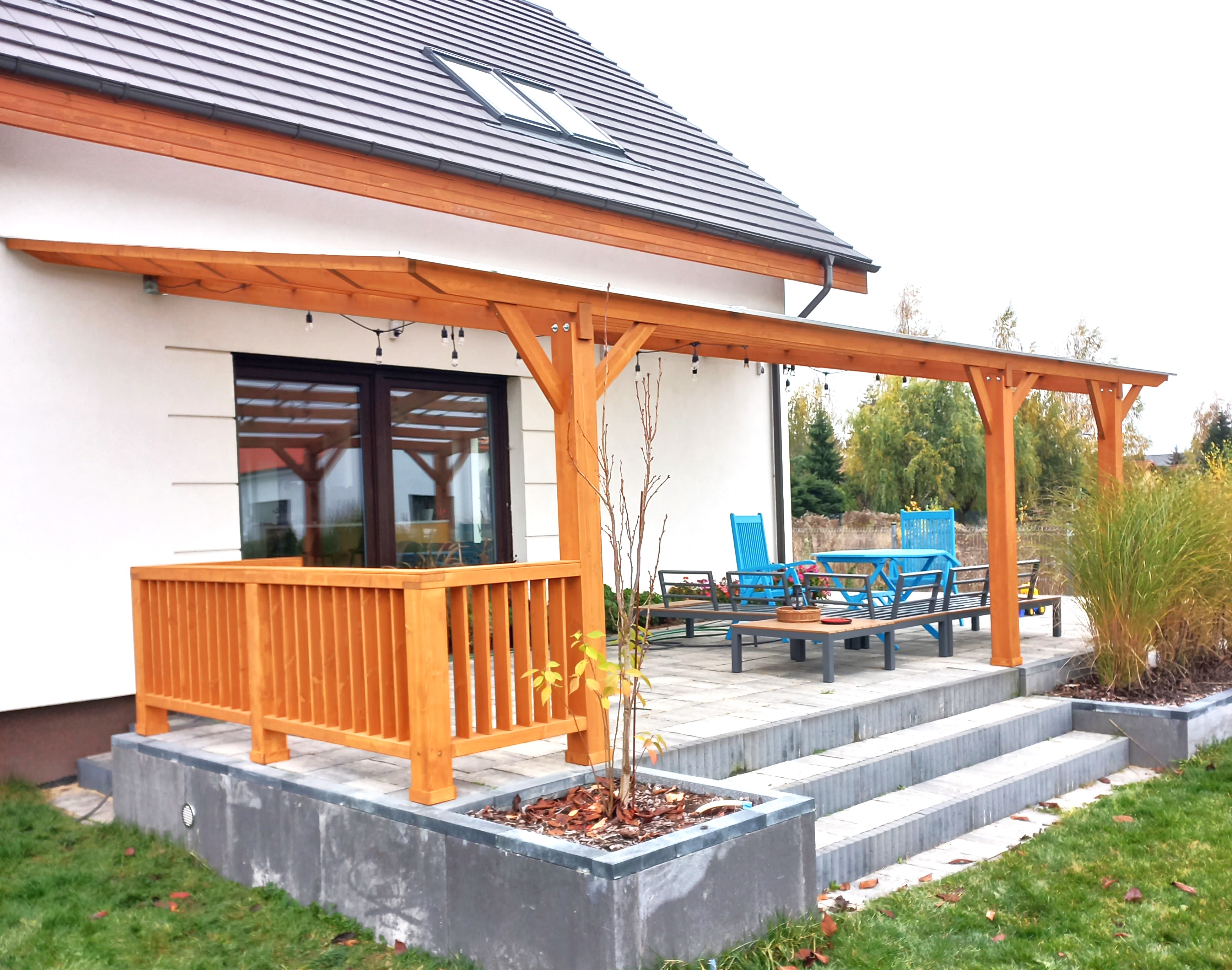 Zadaszenie tarasu z dachem z poliwęglanu.