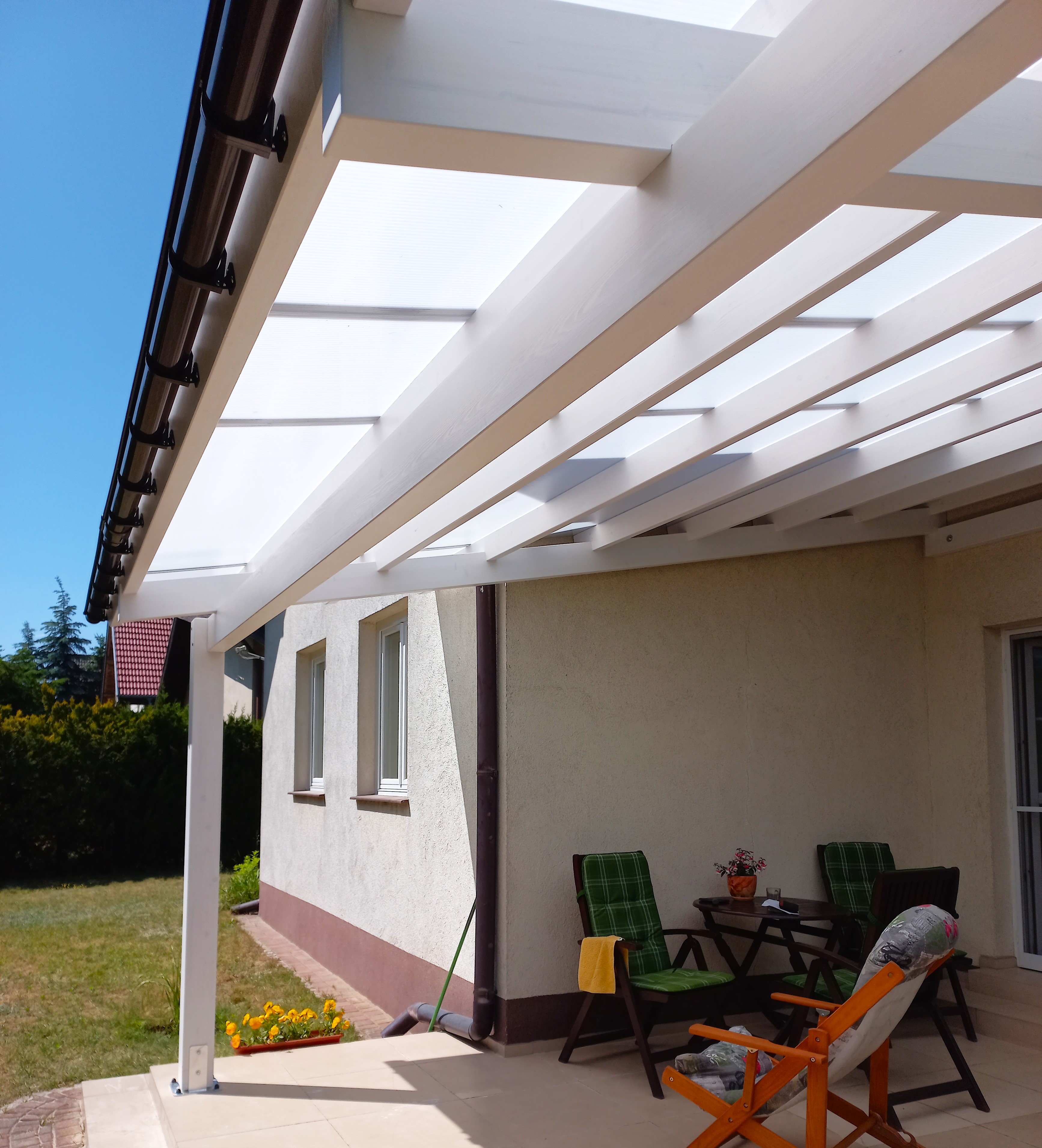 Zadaszenie tarasowe z drewnianą konstrukcją.