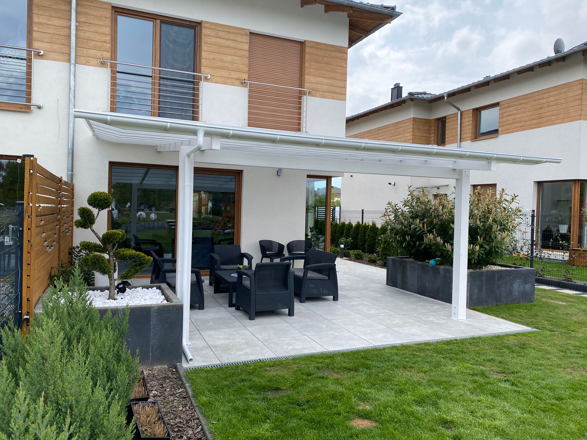 Białe zadaszenie tarasu